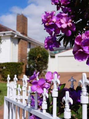 3 bedroom house with Wi-Fi, Netflix, AC, Timber Floor, Well-fenced, Sydney